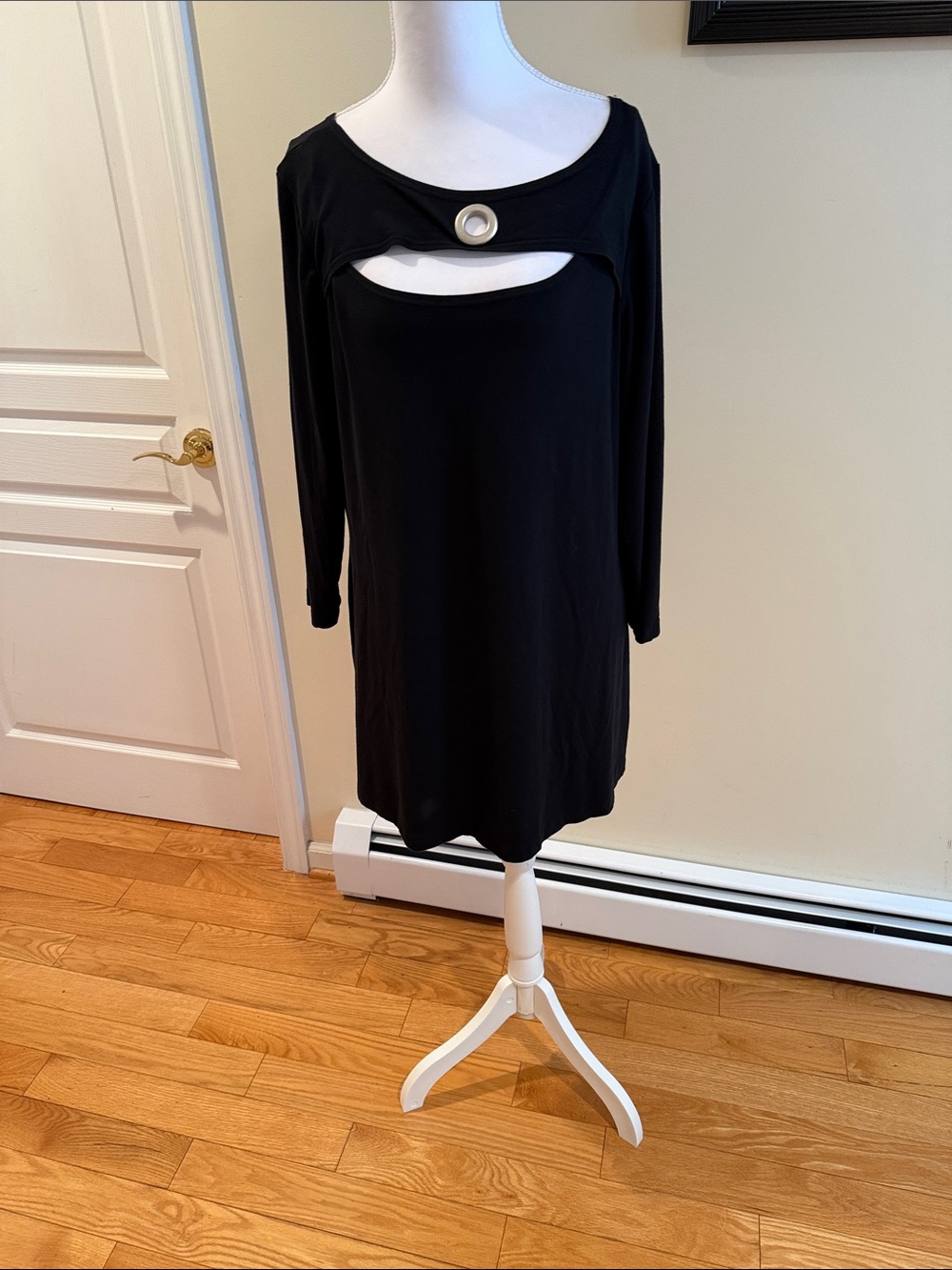 Max & Rina Black Top with Bright Pink Label - Picture 6 of 8